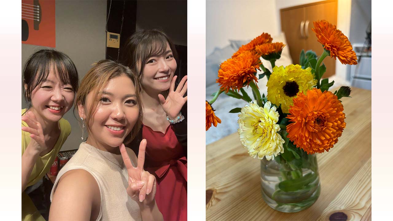 中島有美と眞間麻美と小夜子が笑っている　横には花がある